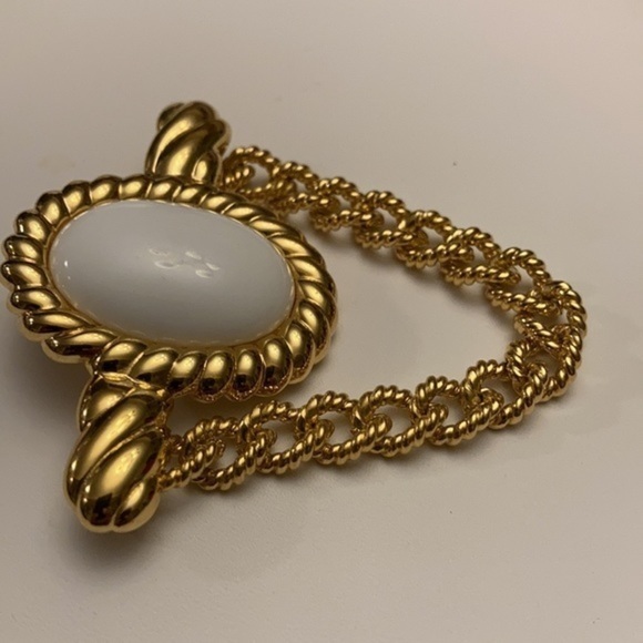 VTG Monet oval white enamel stone framed in gold tone frame/bar w/hanging chain - Picture 4 of 8